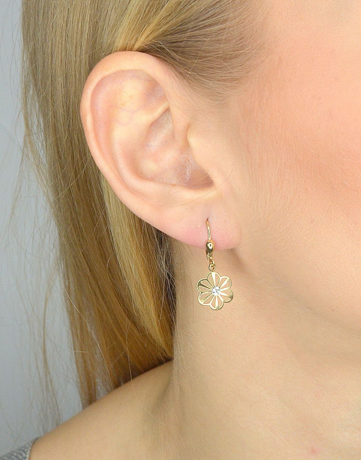 Złote kolczyki wiszące z kwiatkami sprawią, że poczujesz świeży powiew wiosny. Darmowa dostawa i ozdobne pudełko gratis w www.zegarki-diament.pl.jpg